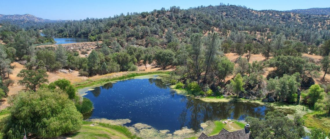 Aerial view of rural land in Coarsegold California showing natural slopes and build sites.